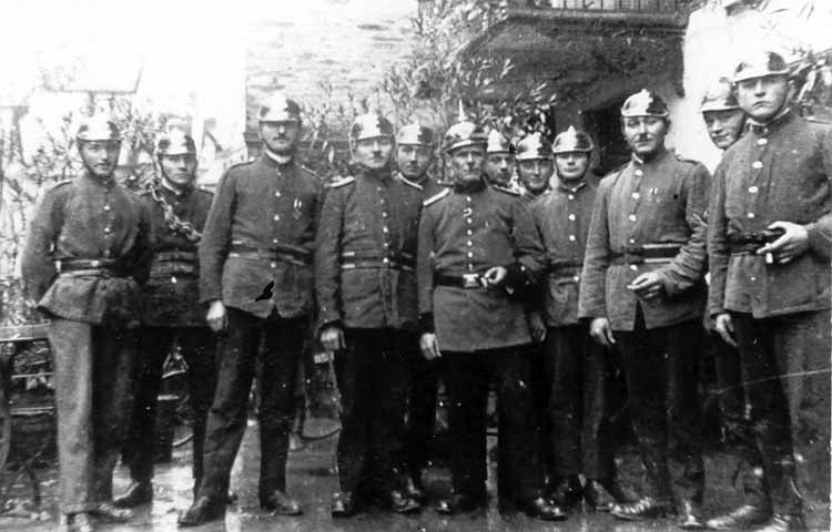 Freiwillige Feuerwehr Burgen im Jahre 1928 unter ihrem damaligen Wehrführer Wilhelm Auler, Gesamtstärke etwa 60 - 70 Mann